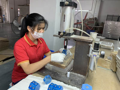 Automatic magnet press